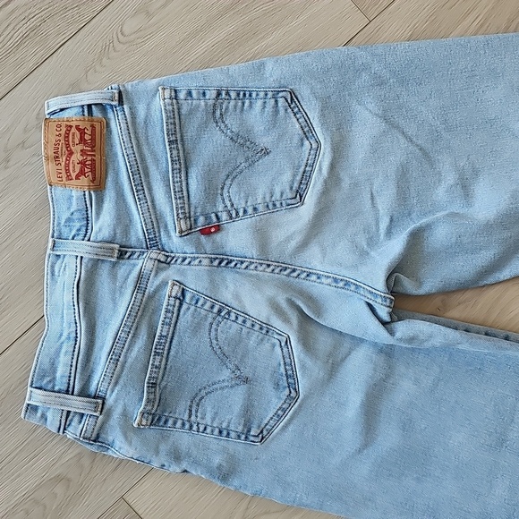 Levi's High Waisted Mom Jeans, Size 26 - Picture 13 of 16
